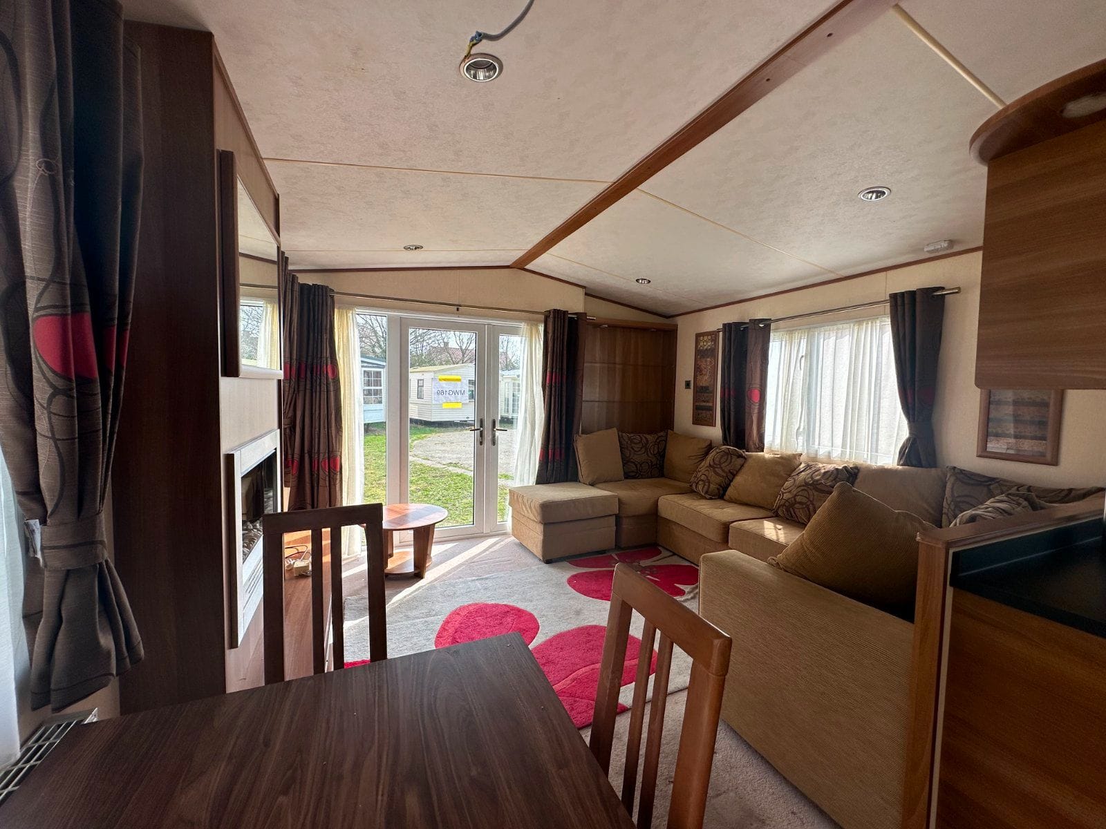 3fd02299-5f9e-4af2-82e6-ab0f4bd26e9e (1)